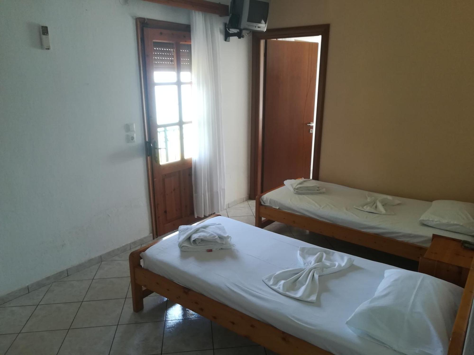 Dolphins House Apartment Койнира Екстериор снимка