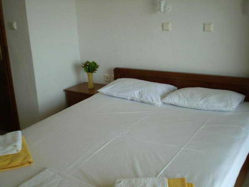 Dolphins House Apartment Койнира Екстериор снимка