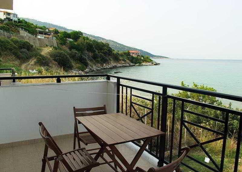 Dolphins House Apartment Койнира Екстериор снимка
