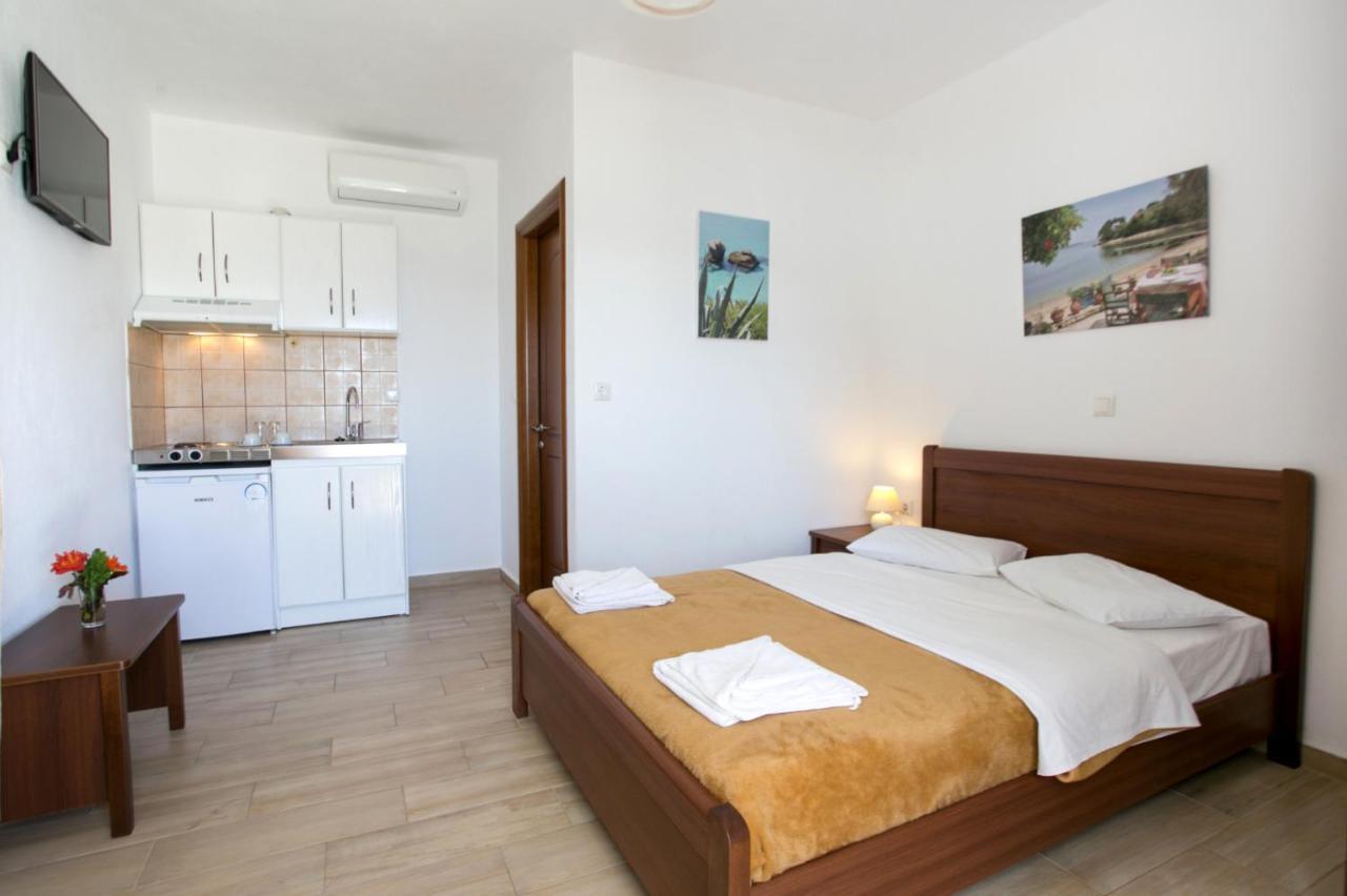 Dolphins House Apartment Койнира Екстериор снимка