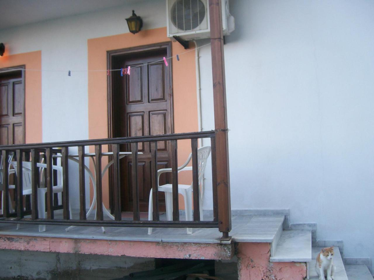 Dolphins House Apartment Койнира Екстериор снимка