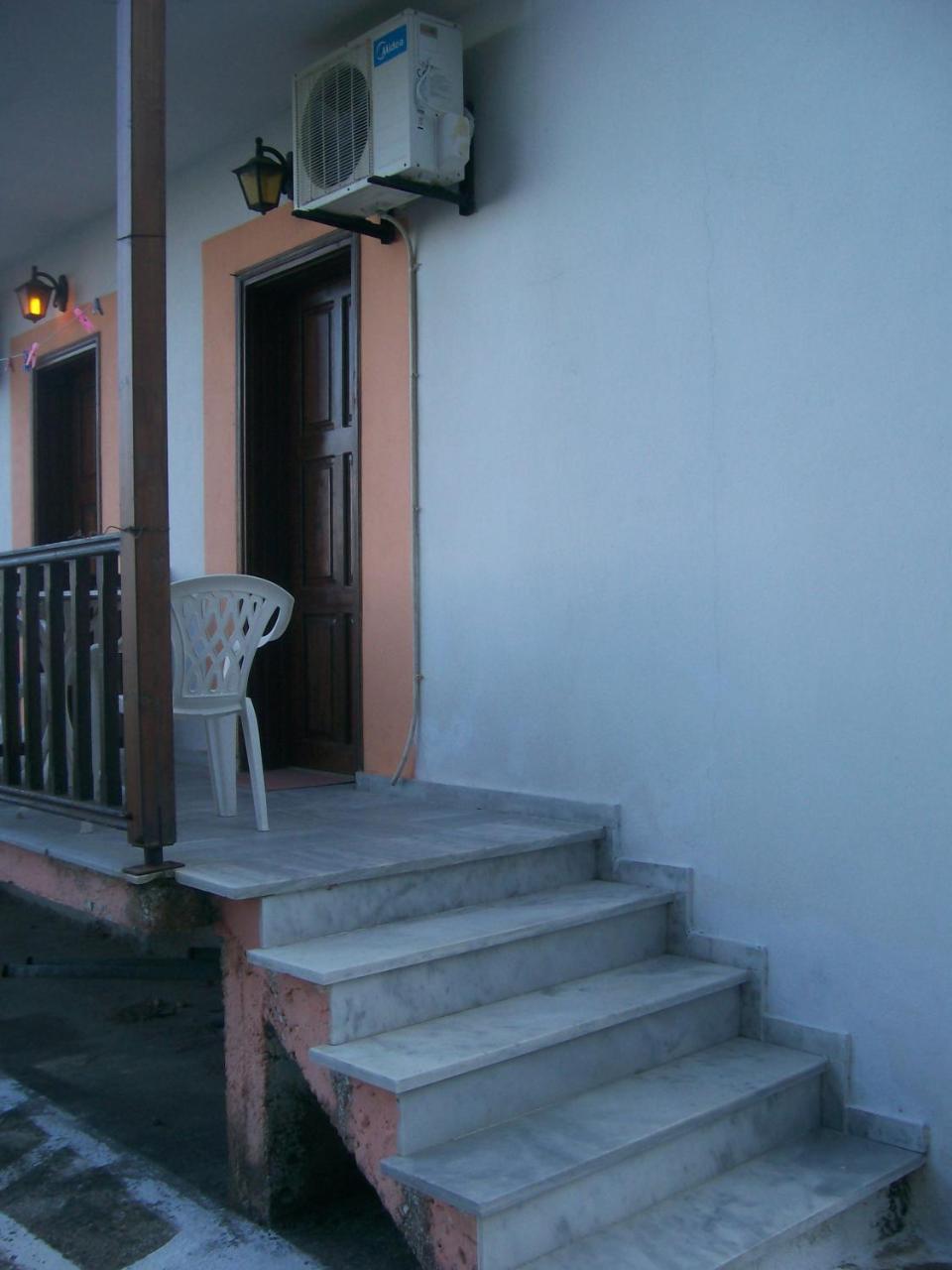 Dolphins House Apartment Койнира Екстериор снимка