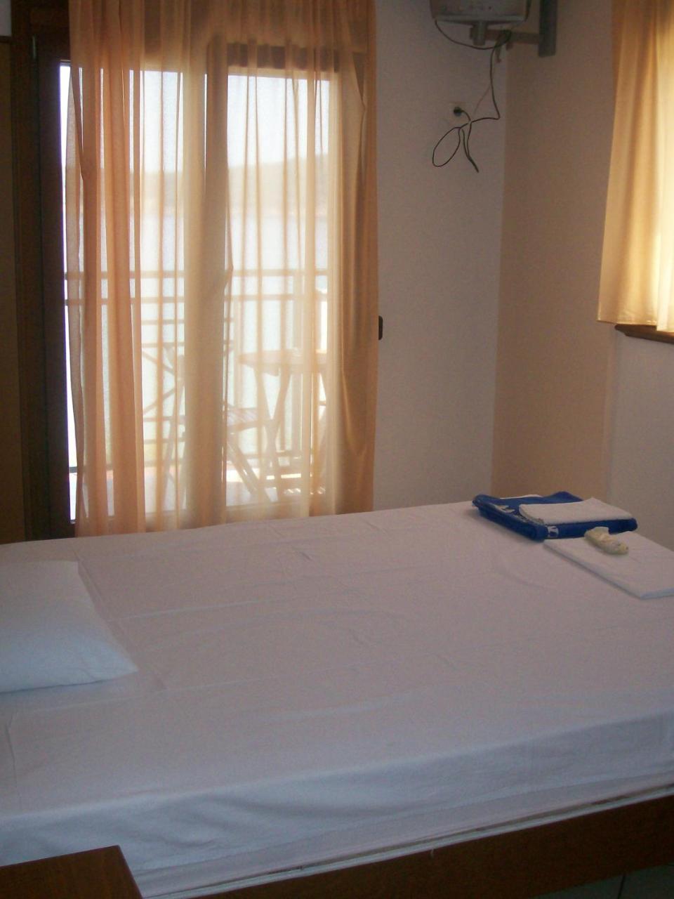 Dolphins House Apartment Койнира Екстериор снимка