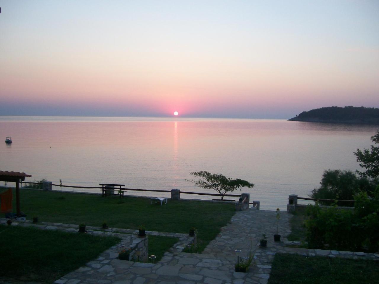 Dolphins House Apartment Койнира Екстериор снимка